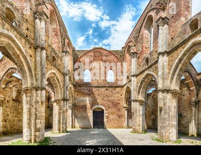 Chiusdino, ITALIE - 22 JUIN: Vue intérieure de l'emblématique abbaye sans toit de San Galgano, un monastère cistercien dans la ville de Chiusdino, province de si Banque D'Images