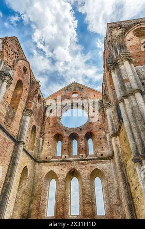 Chiusdino, ITALIE - 22 JUIN: Vue intérieure de l'emblématique abbaye sans toit de San Galgano, un monastère cistercien dans la ville de Chiusdino, province de si Banque D'Images