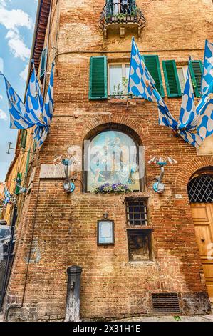 SIENNE, ITALIE - JUIN 22 : promenade dans les rues pittoresques du centre-ville médiéval de Sienne, l'une des attractions touristiques les plus visitées du pays Banque D'Images