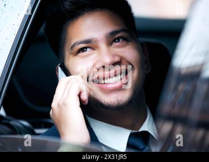 Heureux, appel téléphonique ou homme d'affaires en taxi pour voyager sur le trajet urbain dans la communication sur la conduite. Transport en voiture, siège arrière ou entrepreneur pensant dedans Banque D'Images