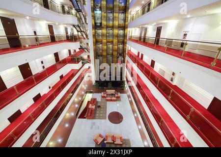 Ascenseurs, lobby avec fauteuils et planchers avec de nombreuses portes dans le grand hôtel. Banque D'Images