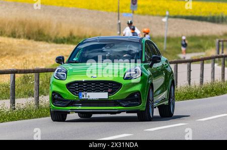 Ein grüner Ford Puma ST fährt auf einer Strasse ausserorts im Kanton Zürich. (Oberglatt, Schweiz, 10.08.2022) Banque D'Images