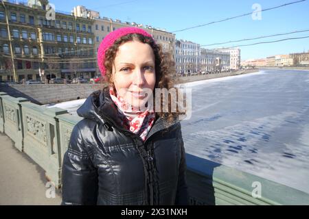 Une femme se tient sur le pont Anichkov au-dessus de la rivière Fontanka en équipé Pétersbourg, Russie Banque D'Images