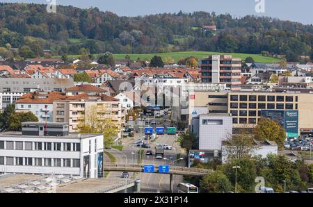 Blick vom Flughafen Zürich auf die Flughafenstadt Kloten. (Kloten, Schweiz, 23.10.2022) Banque D'Images