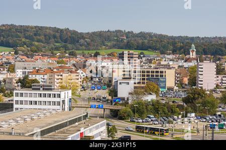 Blick vom Flughafen Zürich auf die Flughafenstadt Kloten. (Kloten, Schweiz, 23.10.2022) Banque D'Images