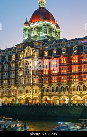 Taj Mahal Palace Hotel au crépuscule. Hôtel de luxe indien emblématique à Mumbai, Inde. Banque D'Images