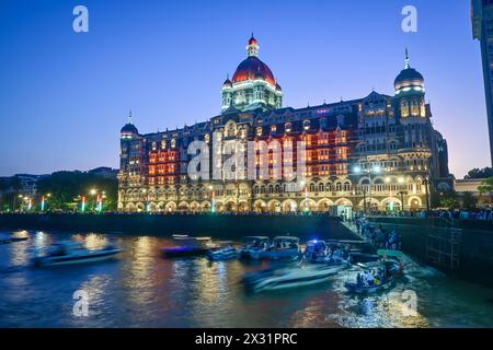 Taj Mahal Palace Hotel au crépuscule. Hôtel de luxe indien emblématique à Mumbai, Inde. Banque D'Images