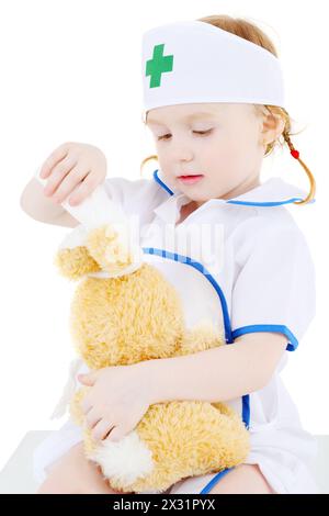 Petite fille habillée comme bandages infirmiers tête à lapin jouet isolé sur fond blanc. Banque D'Images