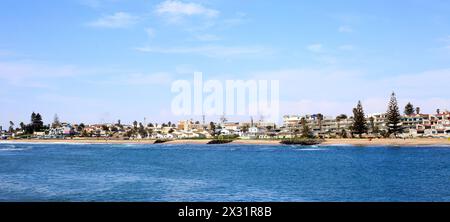 Vue panoramique sur la promenade Swakopmund - prise depuis l'embarcadère. Une jolie ville balnéaire d'origine hollandaise et d'architecture Banque D'Images