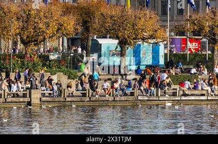 Die wärmende Herbstsonne geniessen zahlreiche Menschen am Ufer des Zürichsees. (Zürich, Schweiz, 29.10.2022) Banque D'Images