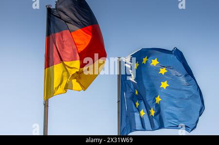 Die Fahne Deutschlands und die der Europäischen Union wehen im Wind. (Friedrichshafen, Deutschland, 21.08.2022) Banque D'Images