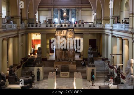 Le Caire, Egypte - 14 novembre 2023 : les touristes visitent l'intérieur du Musée égyptien du Caire avec la statue colossale d'Amenhotep III exposée dans le th Banque D'Images