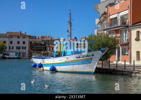 Géographie / voyage, Italie, Frioul, bateau de pêche dans les canaux de la ville Grado, Grado Isle, ADDITIONAL-RIGHTS-CLEARANCE-INFO-NOT-AVAILABLE Banque D'Images