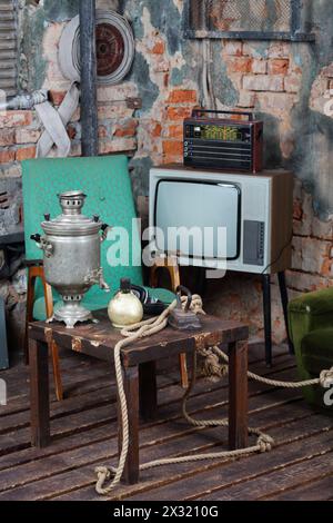 Vieille télévision, radio et table en bois avec samovar dans une maison très ancienne. Banque D'Images