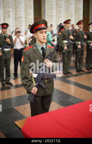 MOSCOU - 19 MAI : un athlète russe candidat aux Jeux Olympiques de 2014 prête serment militaire au Musée de la Grande Guerre patriotique à Poklonnaya Banque D'Images