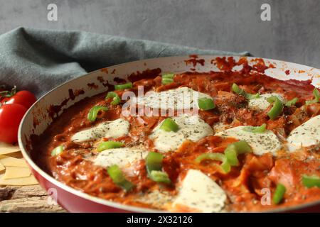 Salée lasagne à la poêle : délice alimentaire One-pot Comfort Banque D'Images