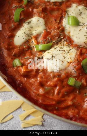 Salée lasagne à la poêle : délice alimentaire One-pot Comfort Banque D'Images