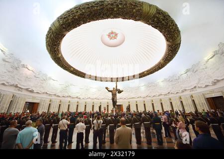 MOSCOU - 19 MAI : soldats et public sous serment militaire des athlètes russes candidats à participer aux Jeux Olympiques 2014 au Musée sur Poklonnaya Hil Banque D'Images