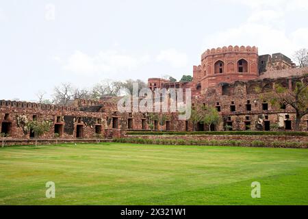 Caravane sera et le Minaret de tombeau d'éléphant d'Akbar, Fatehpur Sikri, Uttar Pradesh, Inde Banque D'Images