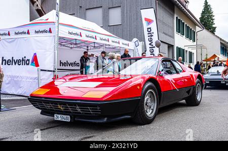 Ein Ferrari 365 GT4 BB mit Baujahr 1974 fährt während dem Oldtimercorso an der Herbstmesse Rafz durch die Zürcher Unterlandgemeinde. (Rafz, Schweiz, 2 Banque D'Images