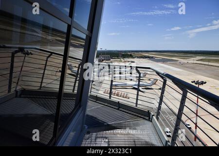 L'aéroport international de Bari en Italie, vu de la tour de contrôle de vol Banque D'Images