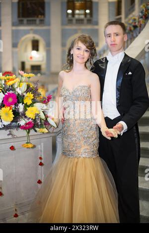 Beau couple en robe élégante à côté d'un bouquet de fleurs Banque D'Images