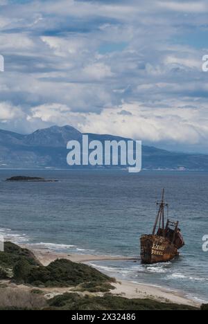 L'épave de Dimitrios aka (Klintholm) échoue sur la plage de Valtaki et est abandonnée à son sort depuis décembre 1981 Banque D'Images