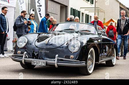 Ein Porsche 356 1600 Speedster mit Baujahr 1955 fährt während dem Oldtimercorso an der Herbstmesse Rafz durch die Zürcher Unterlandgemeinde. (Rafz, SC Banque D'Images