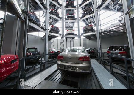 MOSCOU - Jan 11 : Volkswagen Passat sur l'ascenseur dans la tour pour le stockage et la présentation au Varshavka Center le 11 janvier 2013, Moscou, Russie. Banque D'Images