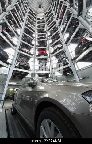 MOSCOU - Jan 11 : vue de dessous dans la tour pour stocker des voitures dans Volkswagen Center Varshavka avec une Volkswagen Passat dans le centre le 11 janvier, Moscou, R Banque D'Images