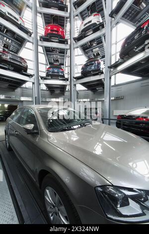 MOSCOU - Jan 11 : Volkswagen Passat au centre du système de stationnement automatique à plusieurs étages dans la tour pour stocker des voitures dans Volkswagen Center Varsh Banque D'Images