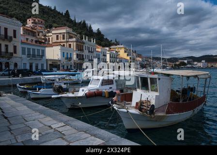 Petits bateaux de pêche locaux amarrés dans la marina de Gytheio au début du printemps Banque D'Images