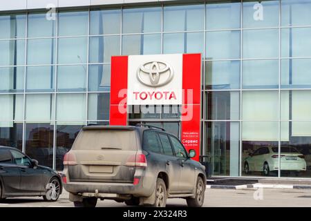 Tyumen, Russie-02 mars 2024 : logo Toyota signe contre ciel bleu. Mise au point sélective Banque D'Images