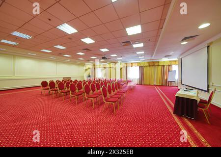 Salle de conférence vide avec un tapis rouge sur le sol Banque D'Images