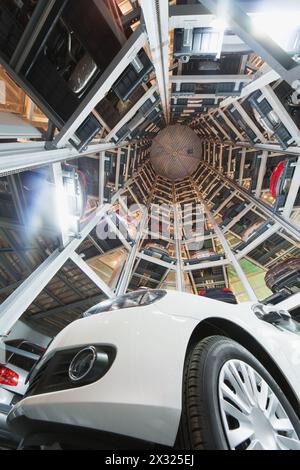 MOSCOU - Jan 11 : vue de dessous en construction pour les voitures de stockage avec avant de la Volkswagen Golf au centre Varshavka la nuit du 11 janvier, Banque D'Images