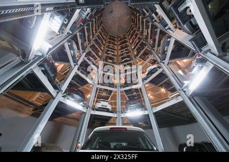 MOSCOU - Jan 11 : vue de dessous de l'intérieur de l'espace de stockage transparent pour les voitures dans Volkswagen Center Varshavka la nuit du 11 janvier 2013, Mosc Banque D'Images