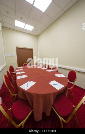 Salle de conférence moderne vide avec tapis rouge sur le sol Banque D'Images