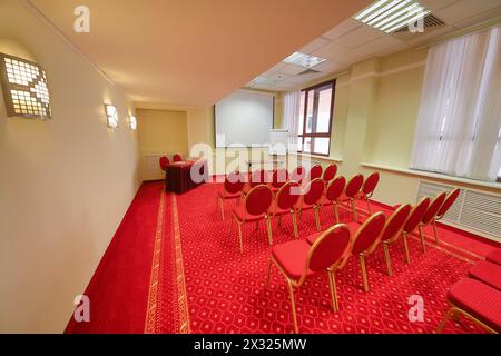 Belle salle de conférence vide avec un tapis rouge sur le sol Banque D'Images