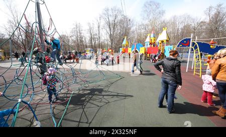 MOSCOU - 1er MAI : les parents avec enfants jouent sur l'aire de jeux de Sokolniki le 1er mai 2013 à Moscou, Russie. Banque D'Images