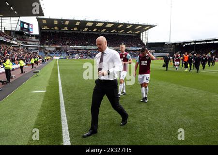 Le manager du Burnley FC Sean Dyche quitte le terrain à la mi-temps pendant le match avec Everton. Burnley Football club qui ont été dans la Premiership lea Banque D'Images