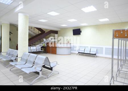 Cette chambre spacieuse dispose d''un coin salon, d''une réception et d''un escalier Banque D'Images