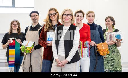 Londres, Royaume-Uni. 24 avril 2024. C) Kirsten Ramsay, experte en céramique de la BBC The Repair Shop et ancienne diplômée de West Dean, est accompagnée de tuteurs sur le campus londonien récemment rénové du West Dean College à Bloomsbury. Depuis sa base dans le Sussex de l'Ouest, West Dean s'est forgé une réputation mondiale en tant que foyer de créativité et de conservation de premier plan et son campus londonien offrira une gamme de plus de 100 cours créatifs d'un jour, deux jours et le week-end à travers la couverture des arts, de l'artisanat, les cours de conception et de conservation et les cours menant à un diplôme à temps plein commencent en septembre 2024. Credit : Stephen Chung / Alamy Live News Banque D'Images