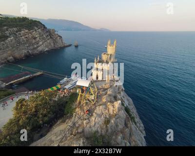 YALTA - août 26 : touristes visitant le nid d'hirondelles du château sur la falaise près de la mer le 26 août 2013 à Yalta, Ukraine. Vue depuis un quad sans pilote Banque D'Images