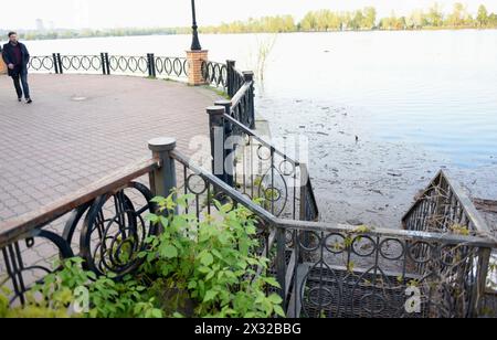 KIEV, UKRAINE - 24 AVRIL 2024 - les marches du parc Natalka, dans le district d'Obolonskyi, sont inondées par la montée des eaux du fleuve Dnipro, Kiev, capitale de l'Ukraine. Banque D'Images