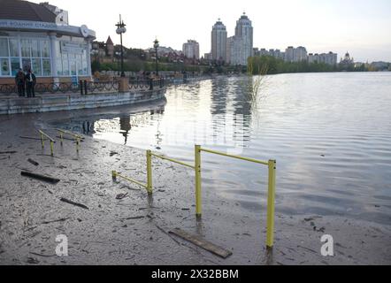 KIEV, UKRAINE - 24 AVRIL 2024 - un gymnase en plein air dans le parc Natalka, dans le district d'Obolonskyi, est inondé par la montée du niveau de l'eau dans la rivière Dnipro, Kiev, capitale de l'Ukraine. Banque D'Images