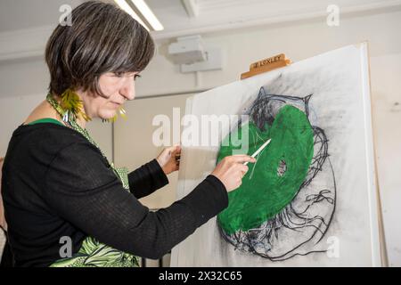 Londres, Royaume-Uni. 24 avril 2024. Natalie Ryde, Fine Artist, réalise une création au charbon de bois et animera une journée de dessin intensive sur le campus londonien récemment rénové du West Dean College à Bloomsbury. Depuis sa base dans le Sussex de l'Ouest, West Dean s'est forgé une réputation mondiale en tant que foyer de créativité et de conservation de premier plan et son campus londonien offrira une gamme de plus de 100 cours créatifs d'un jour, deux jours et le week-end à travers la couverture des arts, de l'artisanat, les cours de conception et de conservation et les cours menant à un diplôme à temps plein commencent en septembre 2024. Credit : Stephen Chung / Alamy Live News Banque D'Images