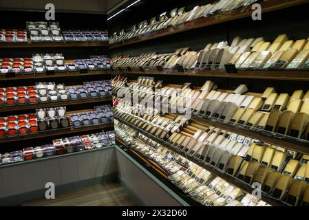 Sélection de fromages Edam et Gouda à vendre dans la boutique Henri Willig Farm où les fromages sont produits conditionnés et livrés en interne depuis 1974. fr Banque D'Images