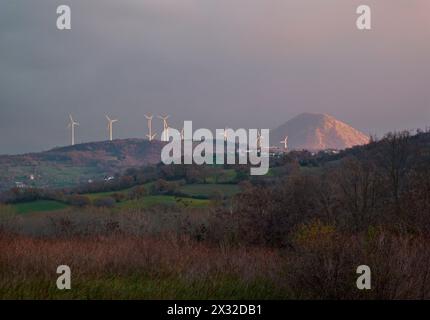 L'Italie, Campanie, Salerne, campagne, Eolic éoliennes Banque D'Images