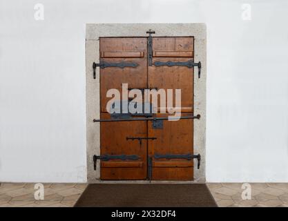 Une ancienne porte d'église, verrouillée avec plusieurs verrous, du début du XVIIIe siècle, église Michael, Michaelsbuch, basse-Bavière, Allemagne Banque D'Images