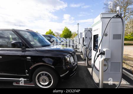 UTILISATION ÉDITORIALE UNIQUEMENT le lancement de la plus grande plateforme de recharge de véhicules électriques ultra-rapides (VE) d'InstaVolt à Londres, à Syon Park à Brentford, en tant que plus grand opérateur de points de recharge du Royaume-Uni s'associe à la Licensed Taxi Drivers' Association (LTDA) pour demander une réduction de la TVA sur la recharge publique des VE. Date de la photo : mercredi 24 avril 2024. Banque D'Images